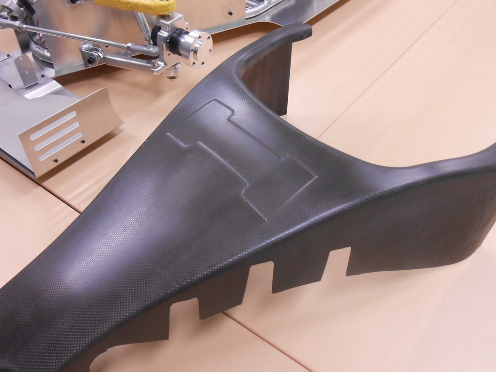 CFRTP（熱可塑性炭素繊強化プラスチック）＋アルミでのEVミニF1カー製作