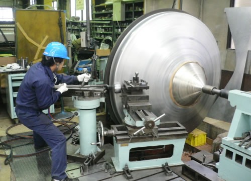 へら絞り加工にて成形