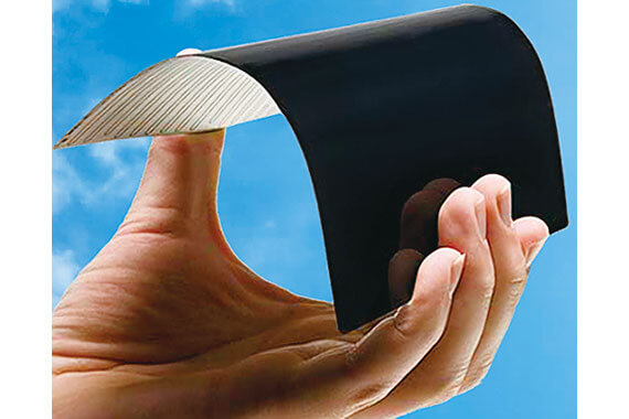 ソレクセル社の主力製品の一つ、軽量で柔軟なシート状の太陽電池パネル。