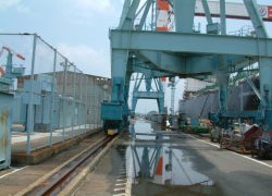 摩擦防止対策事例　ジブクレーンへの固形潤滑剤塗布【Ｘ－3型】